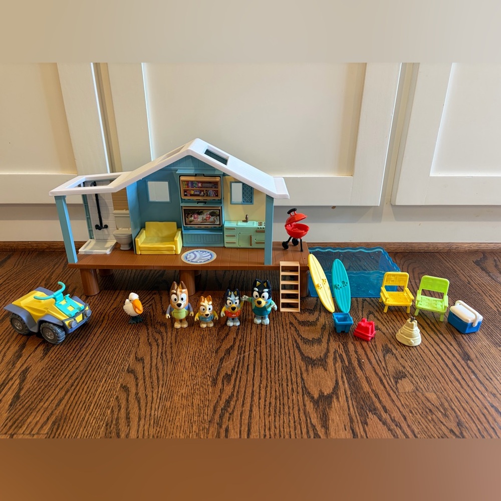 Bluey Beach House Playset with Figures